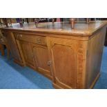 AN EARLY 20TH CENTURY GOLDEN OAK SIDEBOARD with a single central drawer and four various panelled