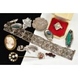 A SELECTION OF JEWELLERY, to include a filigree bracelet, two late Victorian silver brooches, a