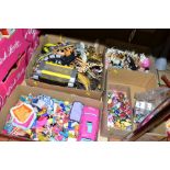 A QUANTITY OF UNBOXED AND ASSORTED MAINLY PLASTIC FIGURES AND ACCESSORIES, to include Polly