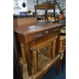 AN EARLY TO MID 20TH CENTURY OAK DESK with a single drawer, width 91cm x depth 60cm x height 77cm