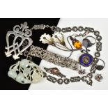 A MISCELLANEOUS COLLECTION OF SILVER JEWELLERY, to include a Norwegian white enamel flower brooch,