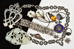 A MISCELLANEOUS COLLECTION OF SILVER JEWELLERY, to include a Norwegian white enamel flower brooch,
