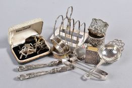 A SELECTION OF SILVERWARE, to include a Mappin & Webb toast rack, two pairs of napkin rings, a