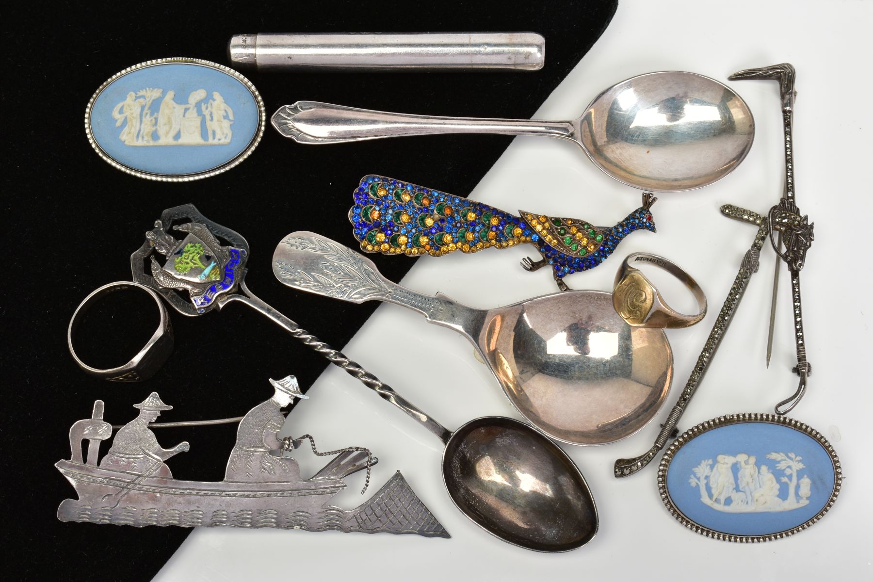 A SELECTION OF SILVER AND WHITE METAL JEWELLERY ETC, to include two oval Wedgwood brooches, two