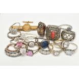 A SELECTION OF MAINLY RINGS, to include a Pandora ring, fifteen further rings, an agate pendant