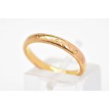 A 1930'S 22CT GOLD BAND RING, with engraved circular and diagonal line detail, with 22ct hallmark