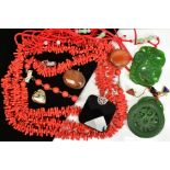 A SELECTION OF JEWELLERY, to include a plastic imitation branch coral necklace, a small oval agate