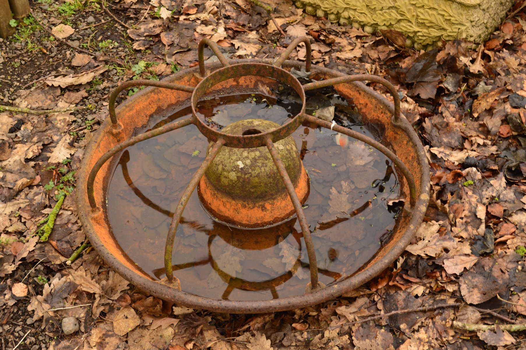 A VINTAGE CAST IRON CIRCULAR PIG TROUGH, diameter 74cm