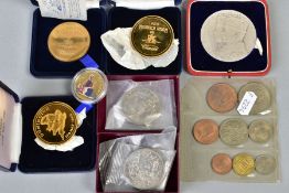 A BOX WITH A SMALL AMOUNT OF COINS AND COMMEMORATIVES