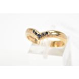 A 9CT GOLD GEM SET RING, the V shape band set to the front with five graduated circular blue gems