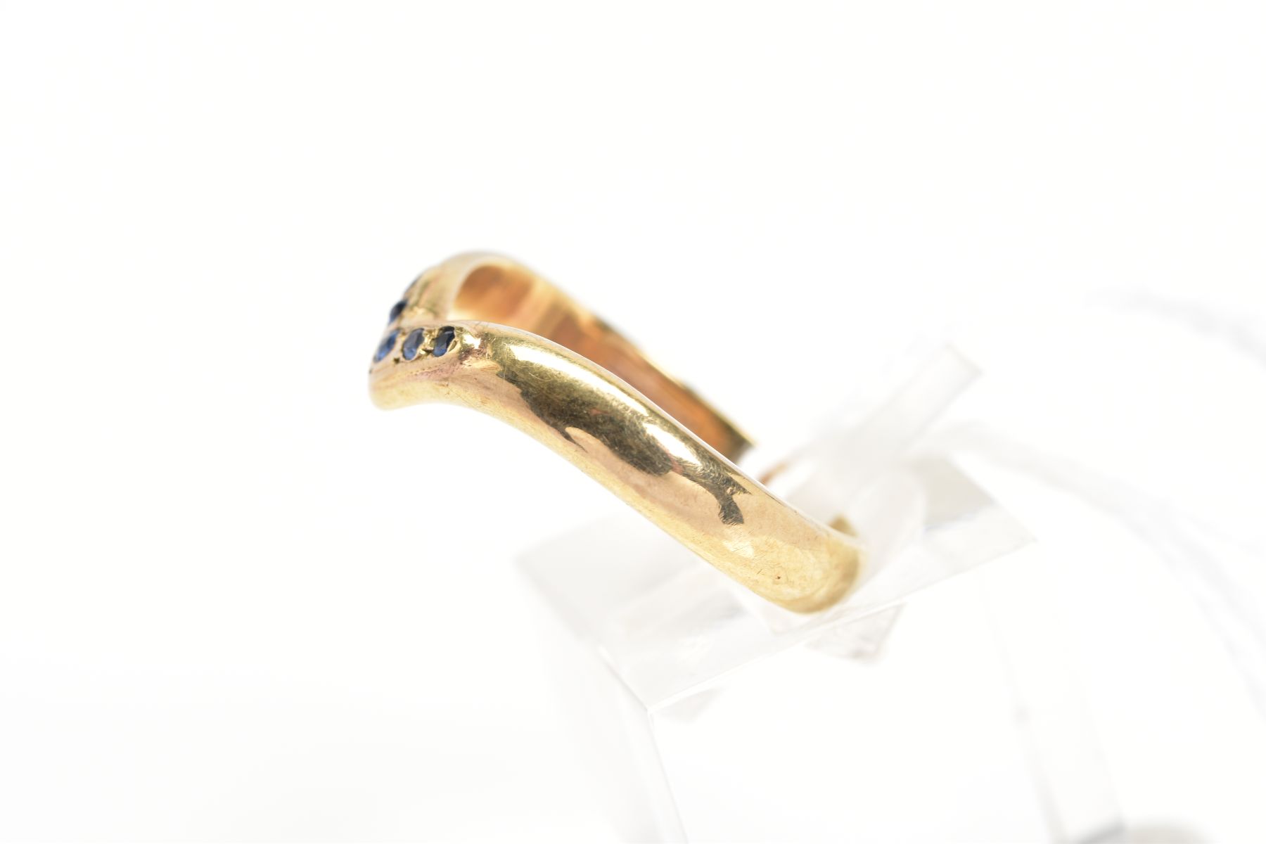 A 9CT GOLD GEM SET RING, the V shape band set to the front with five graduated circular blue gems - Image 2 of 3