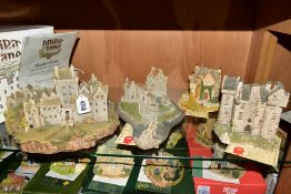 A BOXED LILLIPUT LANE LIMITED EDITION SCULPTURE, 'Cawdor Castle' No 425/3000, with certificate,