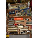 A COLLECTION OF BOXED AND UNBOXED MARKLIN HO GAUGE MODEL RAILWAY ITEMS, including boxed 2-6-0
