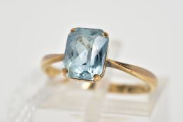 AN AQUAMARINE RING, designed as a rectangular cut aquamarine in a four corner setting to the tapered