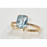 AN AQUAMARINE RING, designed as a rectangular cut aquamarine in a four corner setting to the tapered