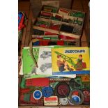 A QUANTITY OF ASSORTED LOOSE MECCANO ITEMS, to include assorted gears, boilers, cylinders,