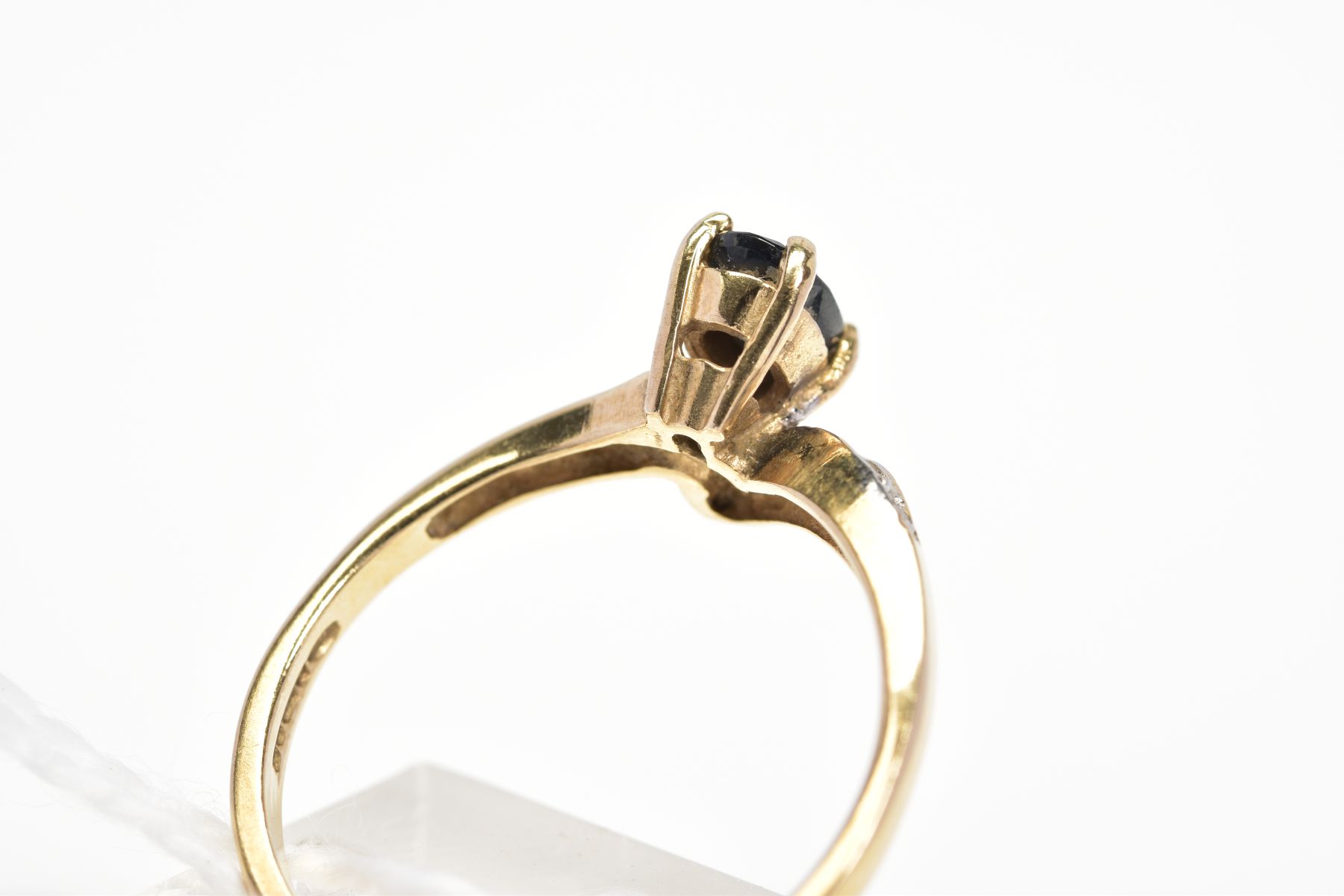 A SAPPHIRE AND DIAMOND DRESS RING, designed as an oval cut sapphire within a four claw setting, to - Image 3 of 3