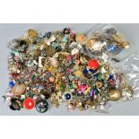 A BAG OF MAINLY COSTUME JEWELLERY, BROOCHES AND EARRINGS, to include Trifari drop earrings, two