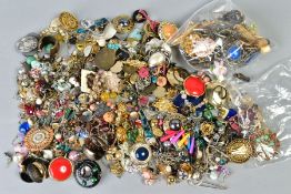 A BAG OF MAINLY COSTUME JEWELLERY, BROOCHES AND EARRINGS, to include Trifari drop earrings, two