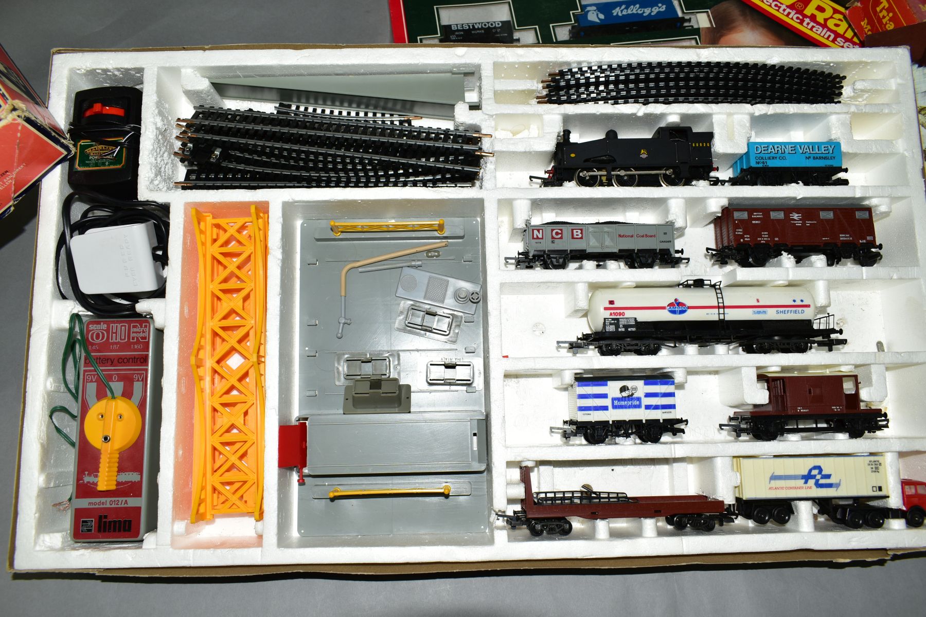 A BOXED TRI-ANG HORNBY OO GAUGE FREIGHTLINER DEPOT CRANE AND CONTAINER SET, No.R675, boxed Hornby - Image 3 of 6