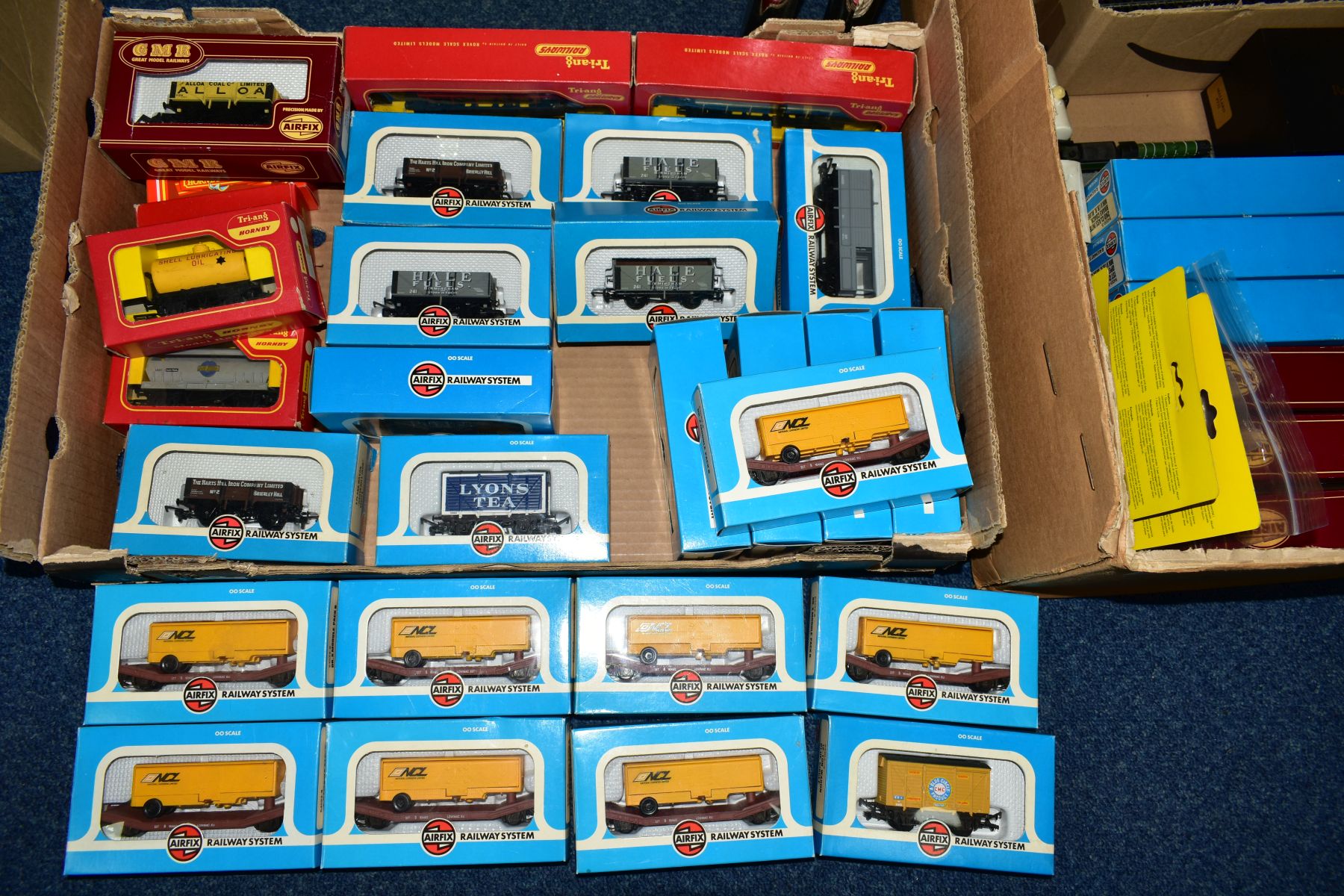 A QUANTITY OF BOXED AND UNBOXED OO GAUGE MODEL RAILWAY ROLLING STOCK, TRACK AND ACCESSORIES, - Image 4 of 8