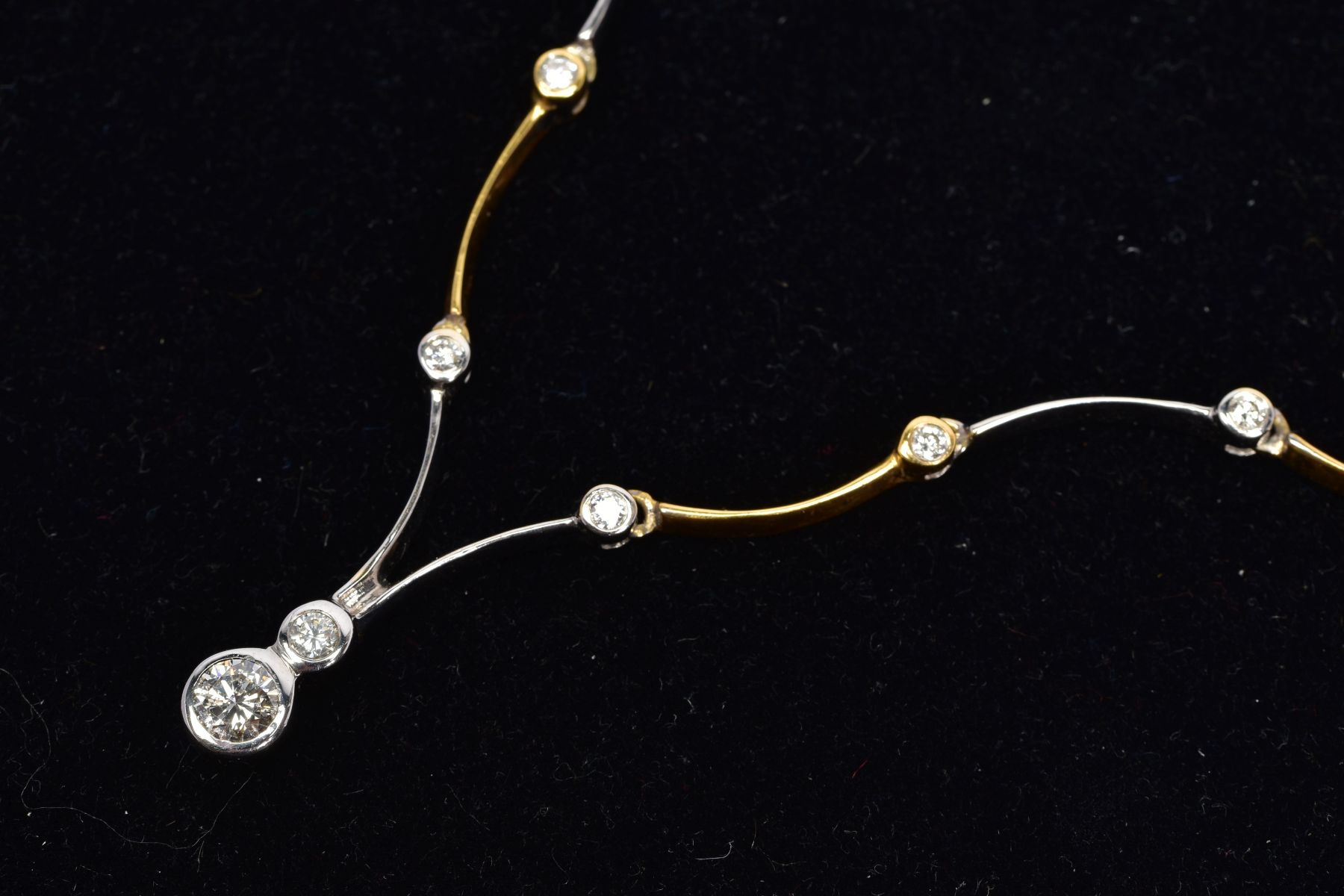 A MODERN DIAMOND CENTREPIECE NECKLET, consisting of yellow and white alternating wave polished panel - Image 5 of 5