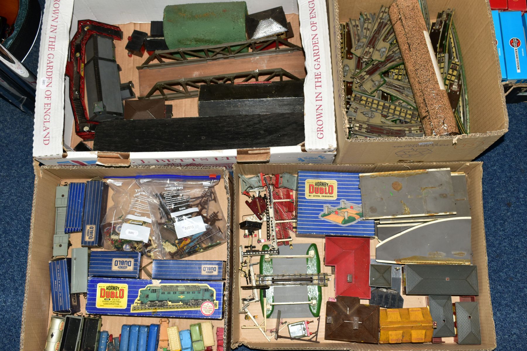 A QUANTITY OF BOXED AND UNBOXED MODEL RAILWAY ITEMS, including boxed Hornby Dublo Class 55 Deltic