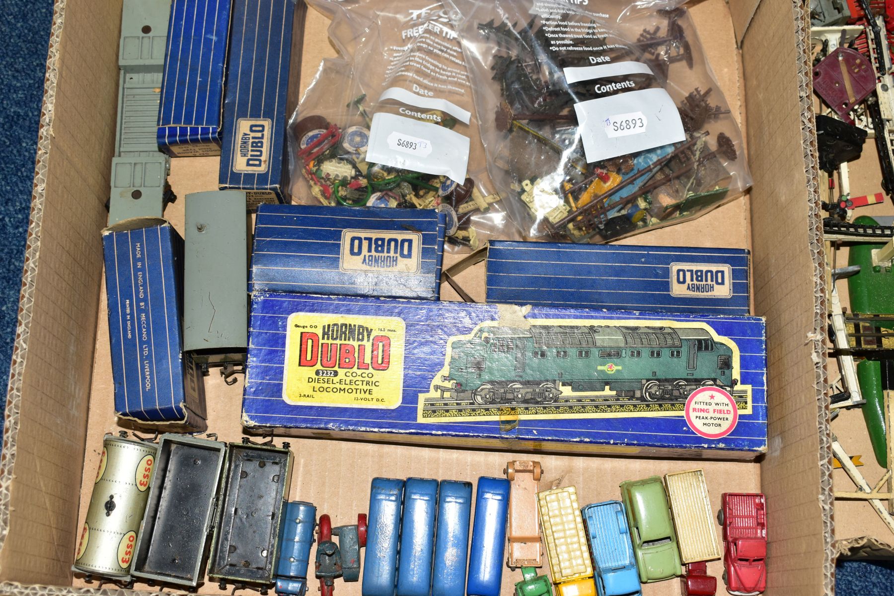 A QUANTITY OF BOXED AND UNBOXED MODEL RAILWAY ITEMS, including boxed Hornby Dublo Class 55 Deltic - Image 3 of 8