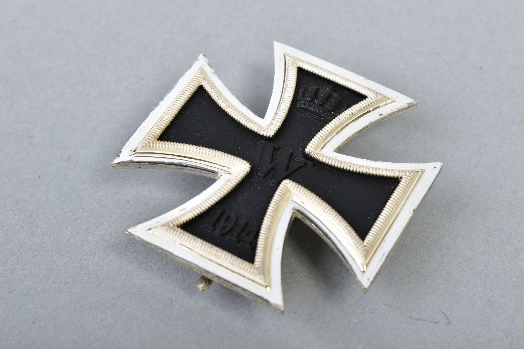 A WWI ERA INPERIAL GERMAN IRON CROSS 1ST CLASS, magnetic three core construction, 44mm x 44mm, solid - Image 2 of 4