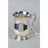 AN ELIZABETH II SILVER TANKARD OF BALUSTER FORM, 'S' scroll handle, stepped circular foot, markers