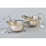 A PAIR OF EDWARDIAN SILVER SAUCE BOATS, wavy rims, 'S' scroll handle, on three cabriole legs with