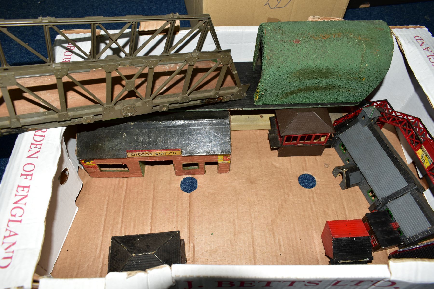 A QUANTITY OF BOXED AND UNBOXED MODEL RAILWAY ITEMS, including boxed Hornby Dublo Class 55 Deltic - Image 6 of 8