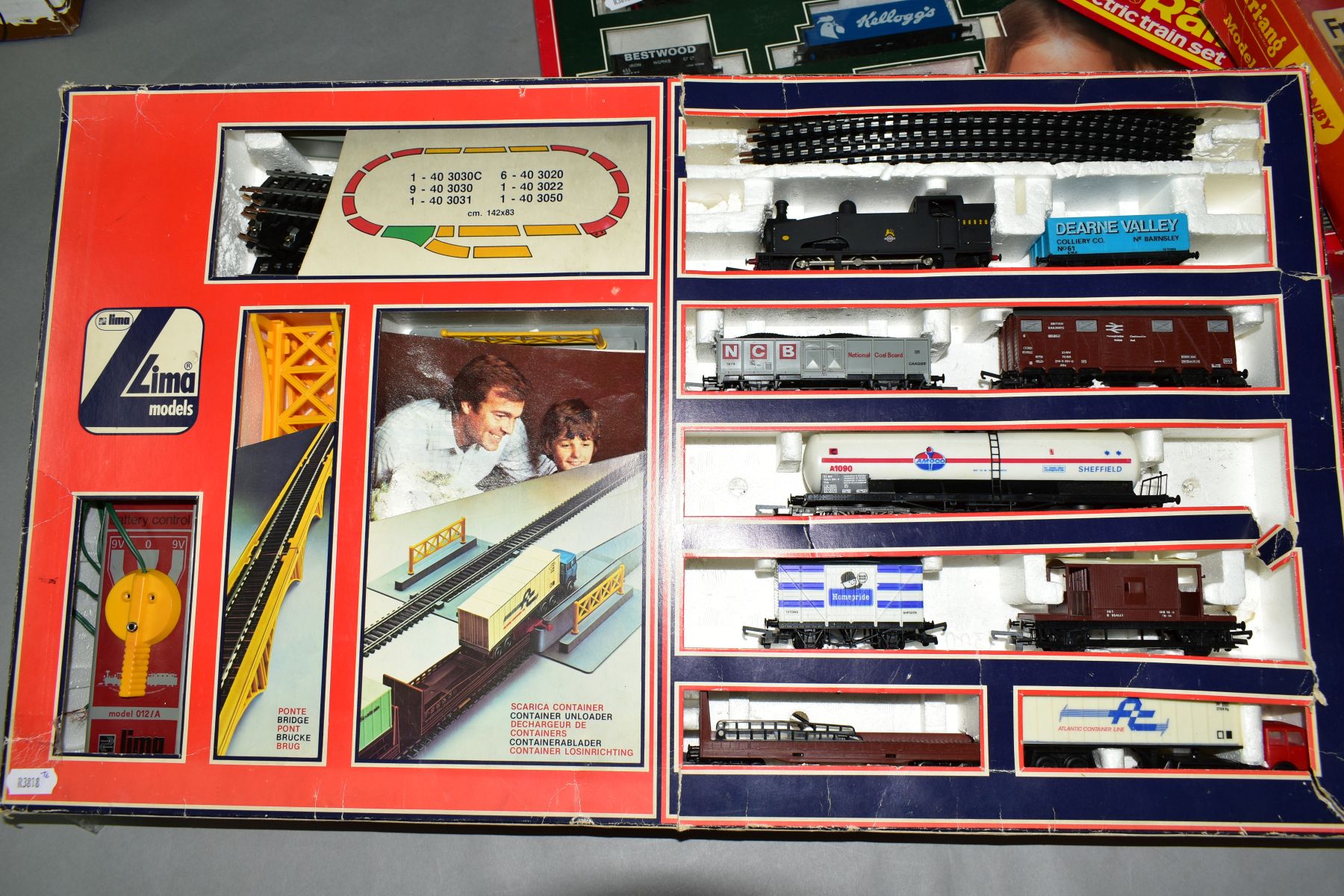 A BOXED TRI-ANG HORNBY OO GAUGE FREIGHTLINER DEPOT CRANE AND CONTAINER SET, No.R675, boxed Hornby - Image 2 of 6