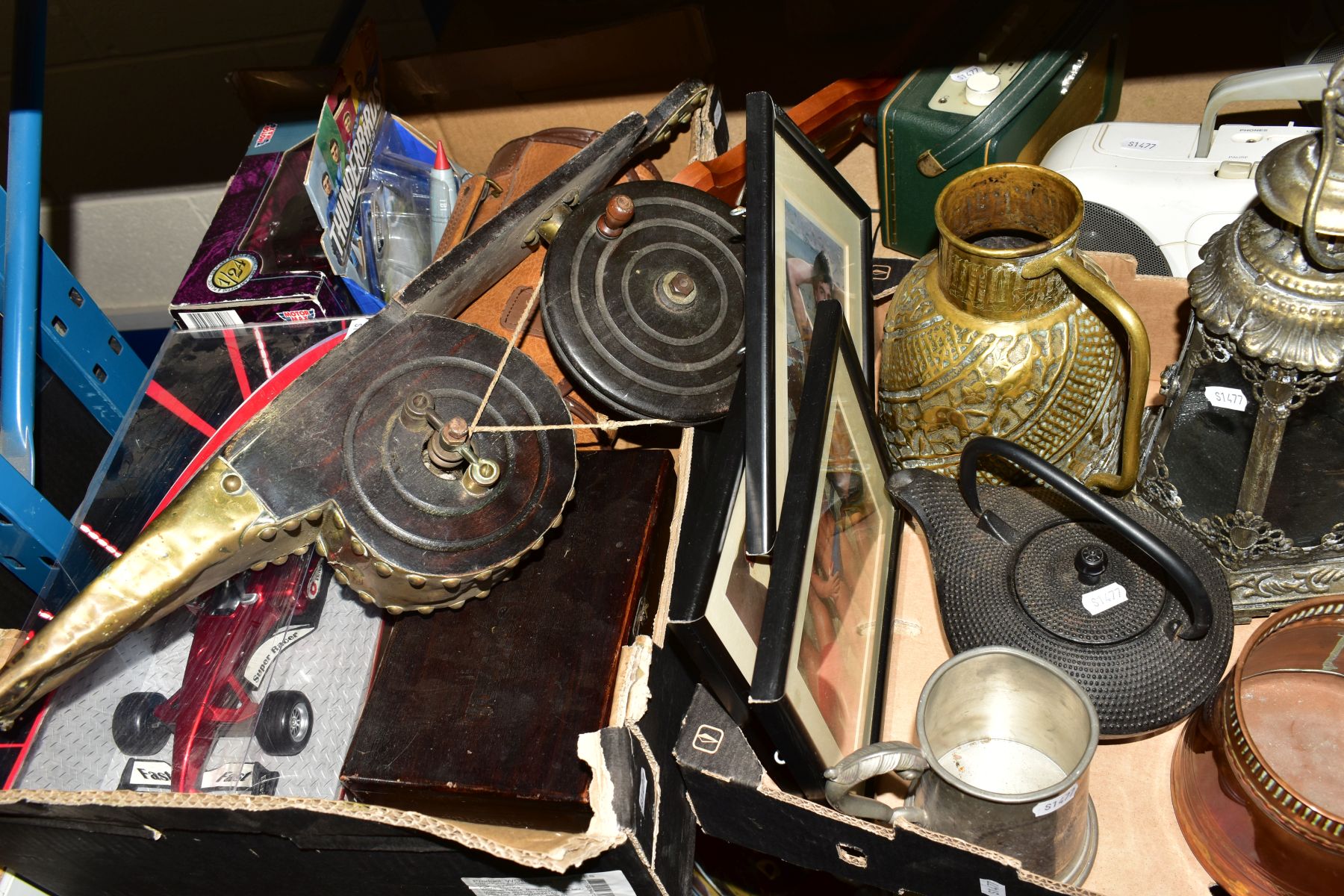 TWO BOXES AND LOOSE SUNDRY ITEMS to include bone chess pieces, lion pewter teapot and coffee pot, - Image 10 of 11