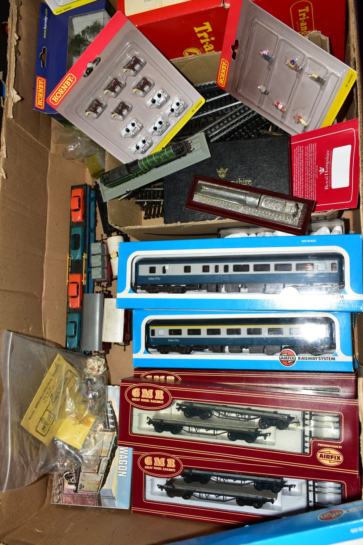A QUANTITY OF BOXED AND UNBOXED OO GAUGE MODEL RAILWAY ROLLING STOCK, TRACK AND ACCESSORIES, - Image 8 of 8