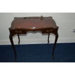 AN EDWARDIAN MAHOGANY LADIES DESK with a red tooled leather inlay top, one inkwell, two small