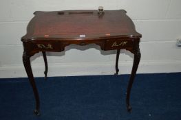 AN EDWARDIAN MAHOGANY LADIES DESK with a red tooled leather inlay top, one inkwell, two small