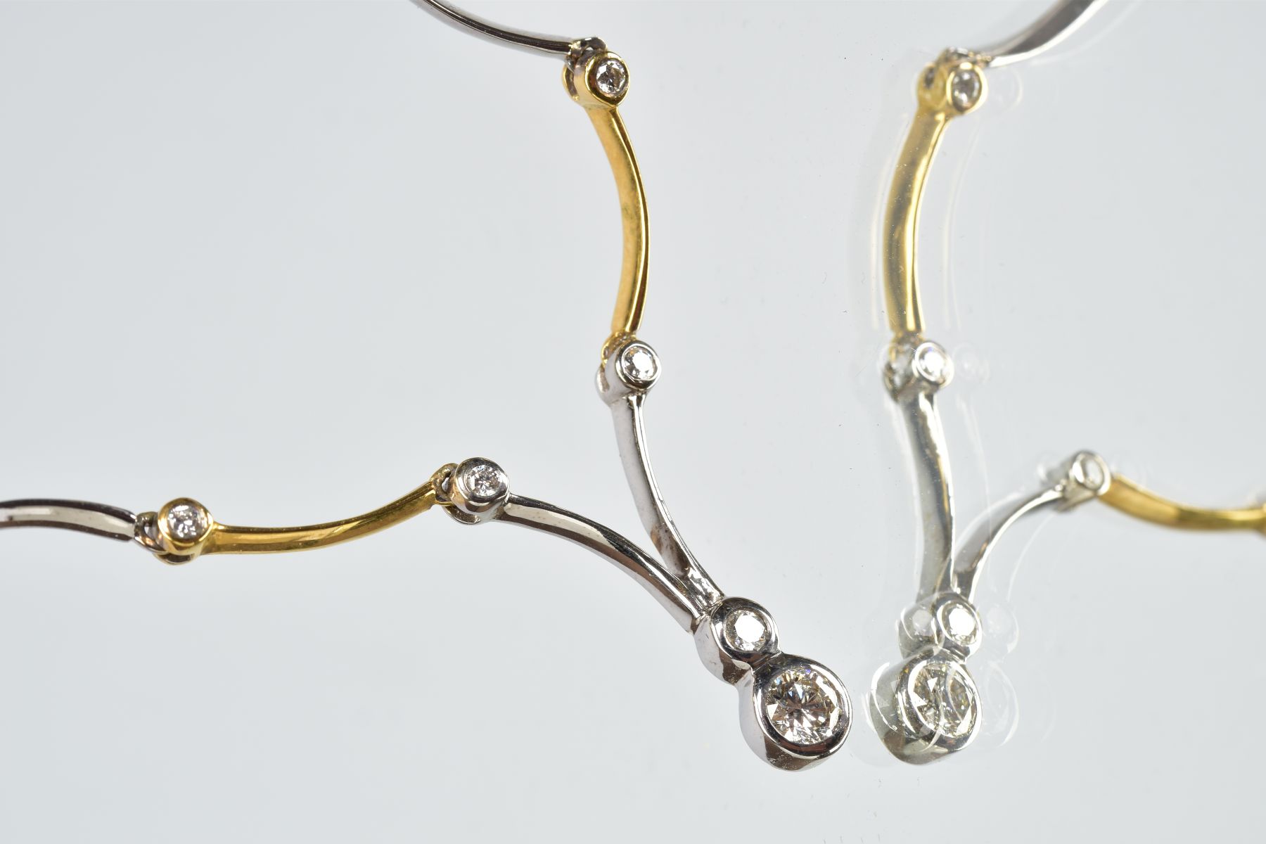 A MODERN DIAMOND CENTREPIECE NECKLET, consisting of yellow and white alternating wave polished panel - Image 4 of 5