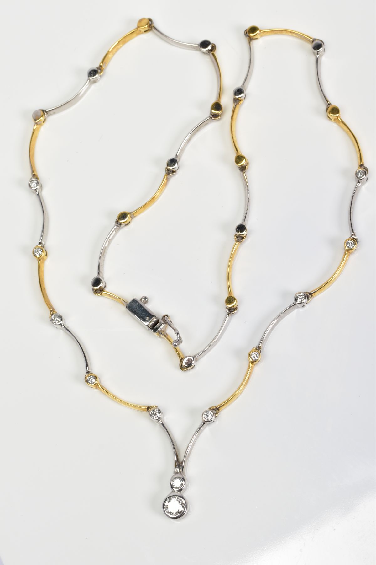 A MODERN DIAMOND CENTREPIECE NECKLET, consisting of yellow and white alternating wave polished panel