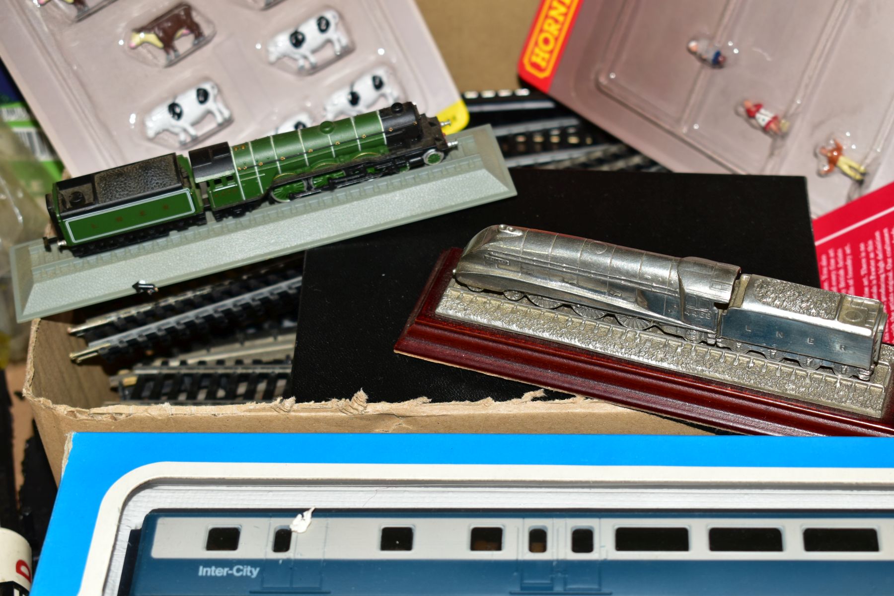 A QUANTITY OF BOXED AND UNBOXED OO GAUGE MODEL RAILWAY ROLLING STOCK, TRACK AND ACCESSORIES, - Image 7 of 8