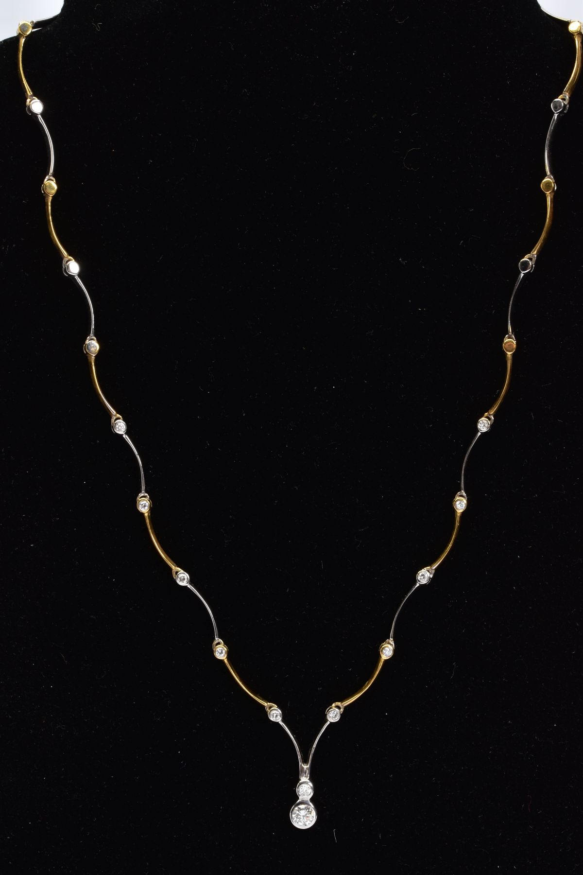 A MODERN DIAMOND CENTREPIECE NECKLET, consisting of yellow and white alternating wave polished panel - Image 3 of 5