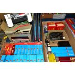 A QUANTITY OF BOXED AND UNBOXED OO GAUGE MODEL RAILWAY ROLLING STOCK, TRACK AND ACCESSORIES,