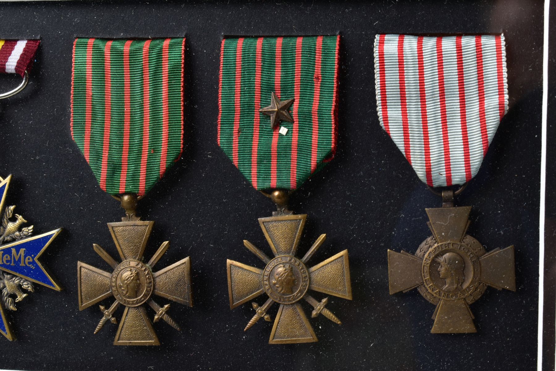 A GLAZED FRAME CONTAINING THE FOLLOWING MEDALS, WWI German Iron Cross (replica), German WWI - Image 3 of 3