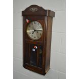 AN EARLY TO MID 20TH CENTURY OAK WALL CLOCK (winding key)