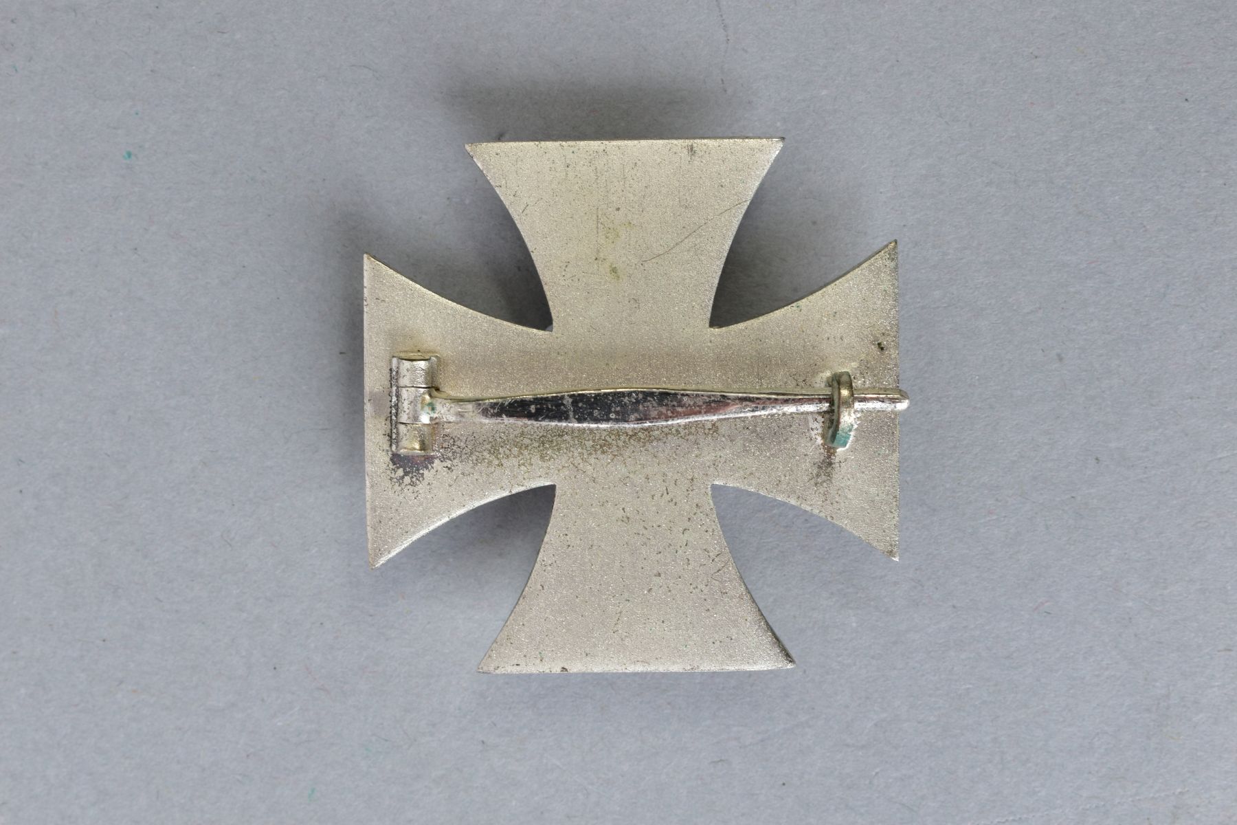 A WWI ERA INPERIAL GERMAN IRON CROSS 1ST CLASS, magnetic three core construction, 44mm x 44mm, solid - Image 3 of 4