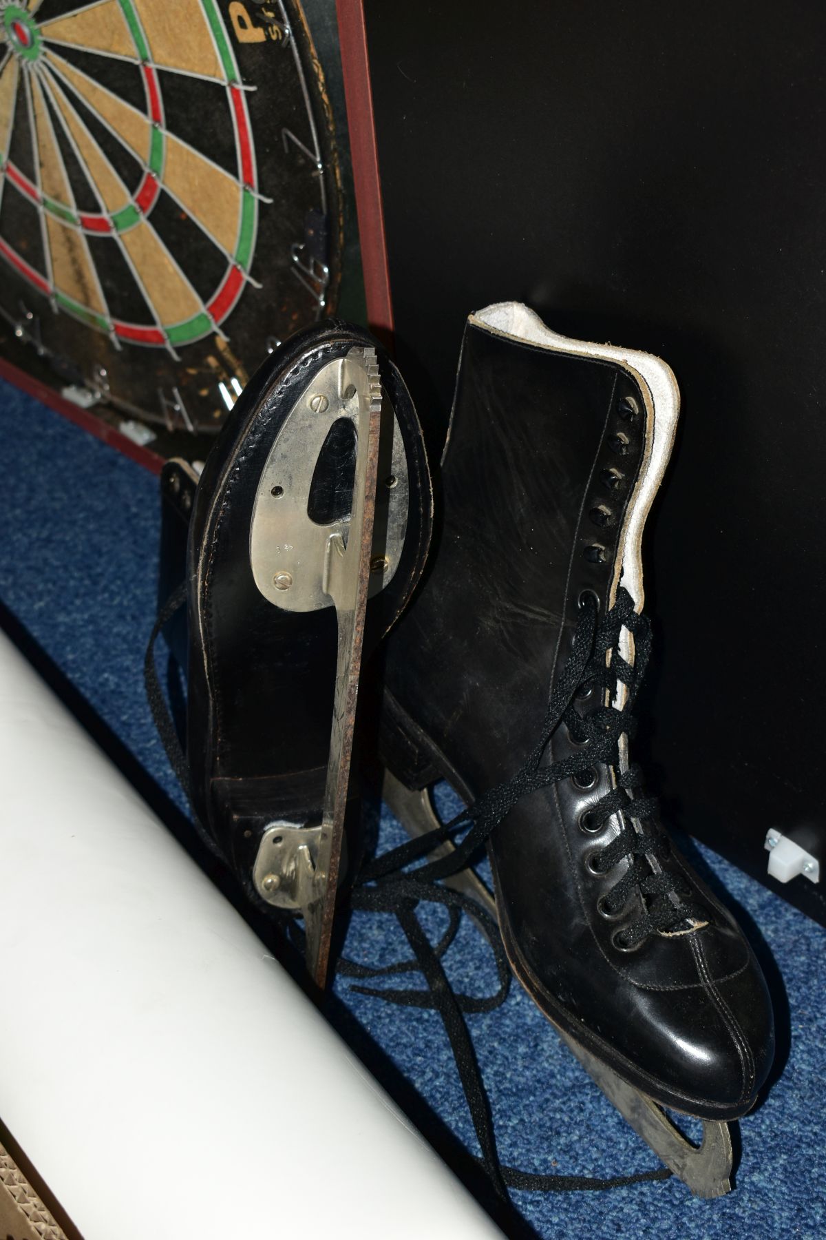 AN WINMAU PRO SFB DARTBOARD, contained in a wall mounted cabinet with double doors with chalk boards - Image 3 of 4