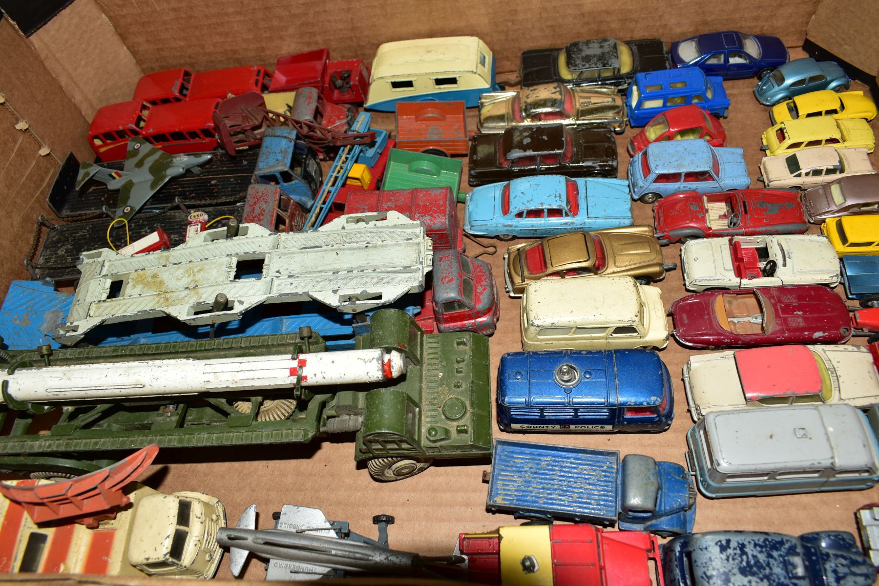 A QUANTITY OF UNBOXED AND ASSORTED PLAYWORN DIECAST VEHICLES, including Matchbox Vauxhall Cresta, No - Image 5 of 5