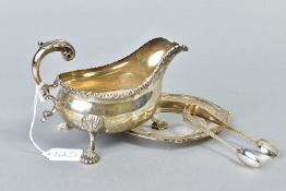 AN EDWARDIAN SILVER SAUCE BOAT, gadrooned rim, 'S' scroll handle, on three cabriole legs with