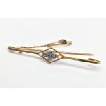 AN EARLY 20TH CENTURY 15CT GOLD GEM BAR BROOCH, designed as a central cluster of four circular