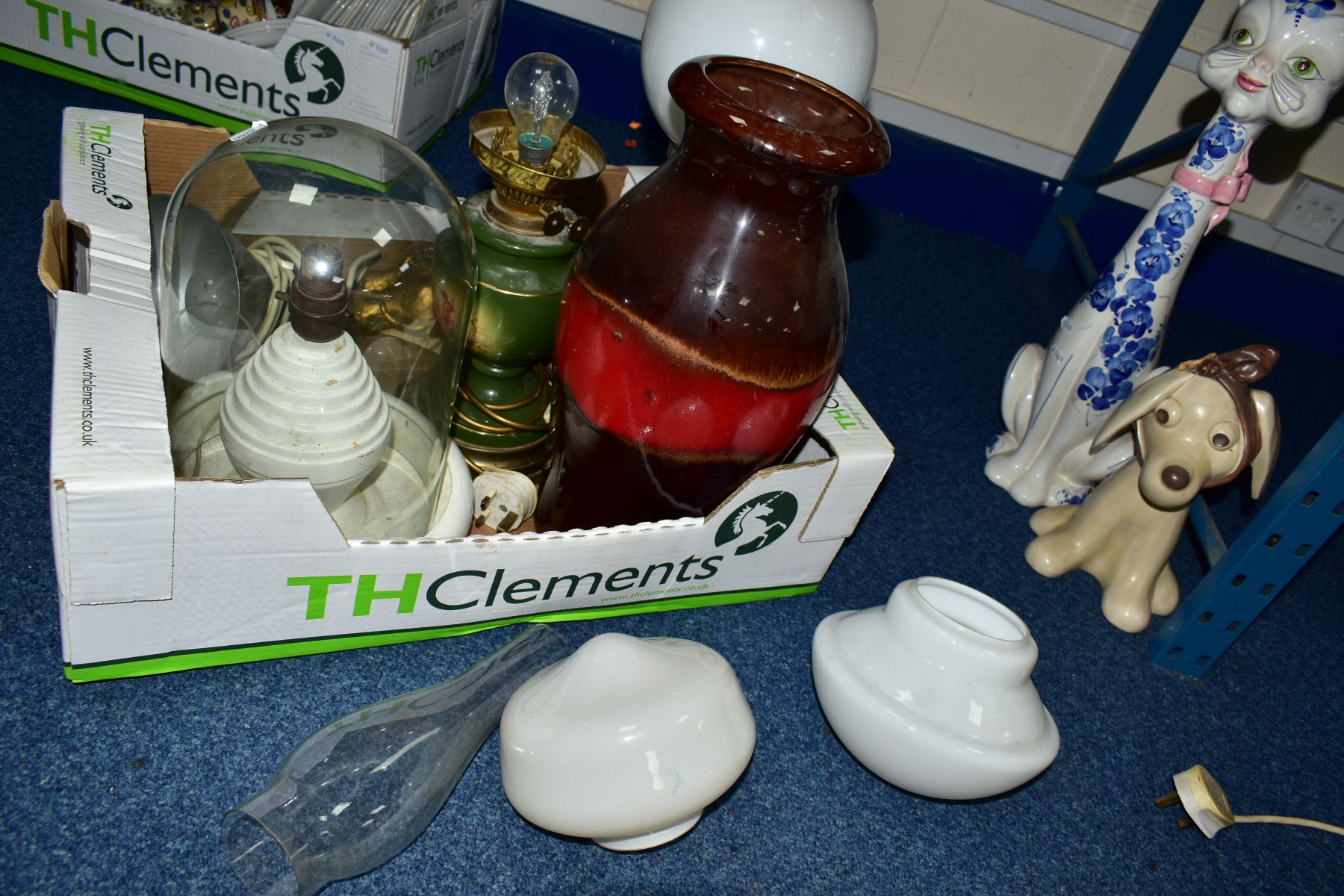 FIVE BOXES AND LOOSE CERAMICS, GLASS AND SUNDRY ITEMS to include a Midwinter stylecraft ' - Image 22 of 22
